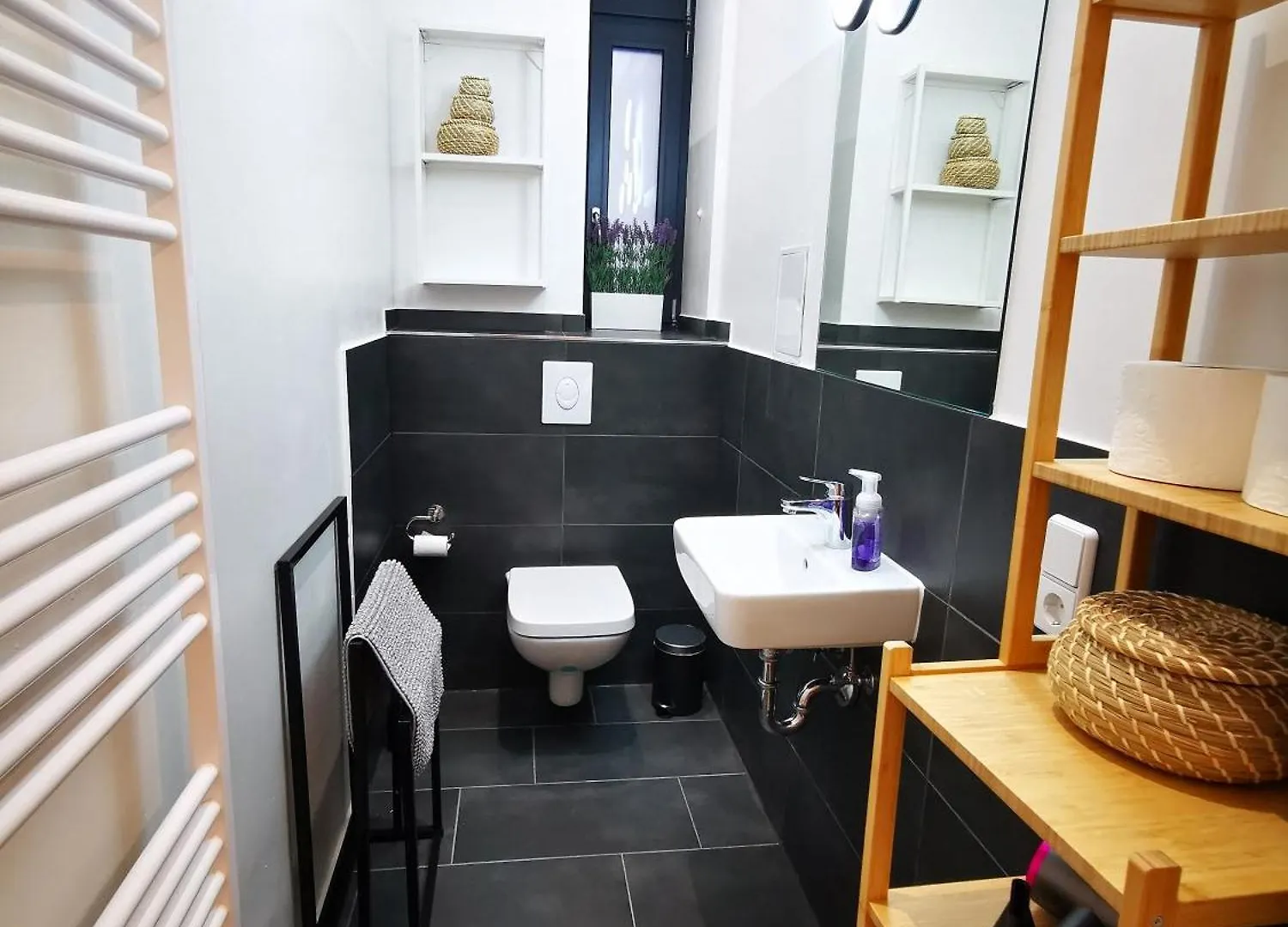 Conrad-B By Rockchair Apartments L Superhost Status L Super Flat, 3 Bedrooms 2 Bathrooms Welcomes You! Berlin