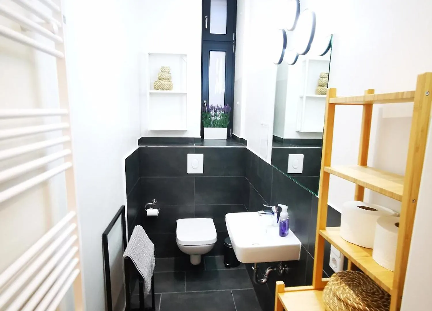 Conrad-B By Rockchair Apartments L Superhost Status L Super Flat, 3 Bedrooms 2 Bathrooms Welcomes You! Berlin Deutschland