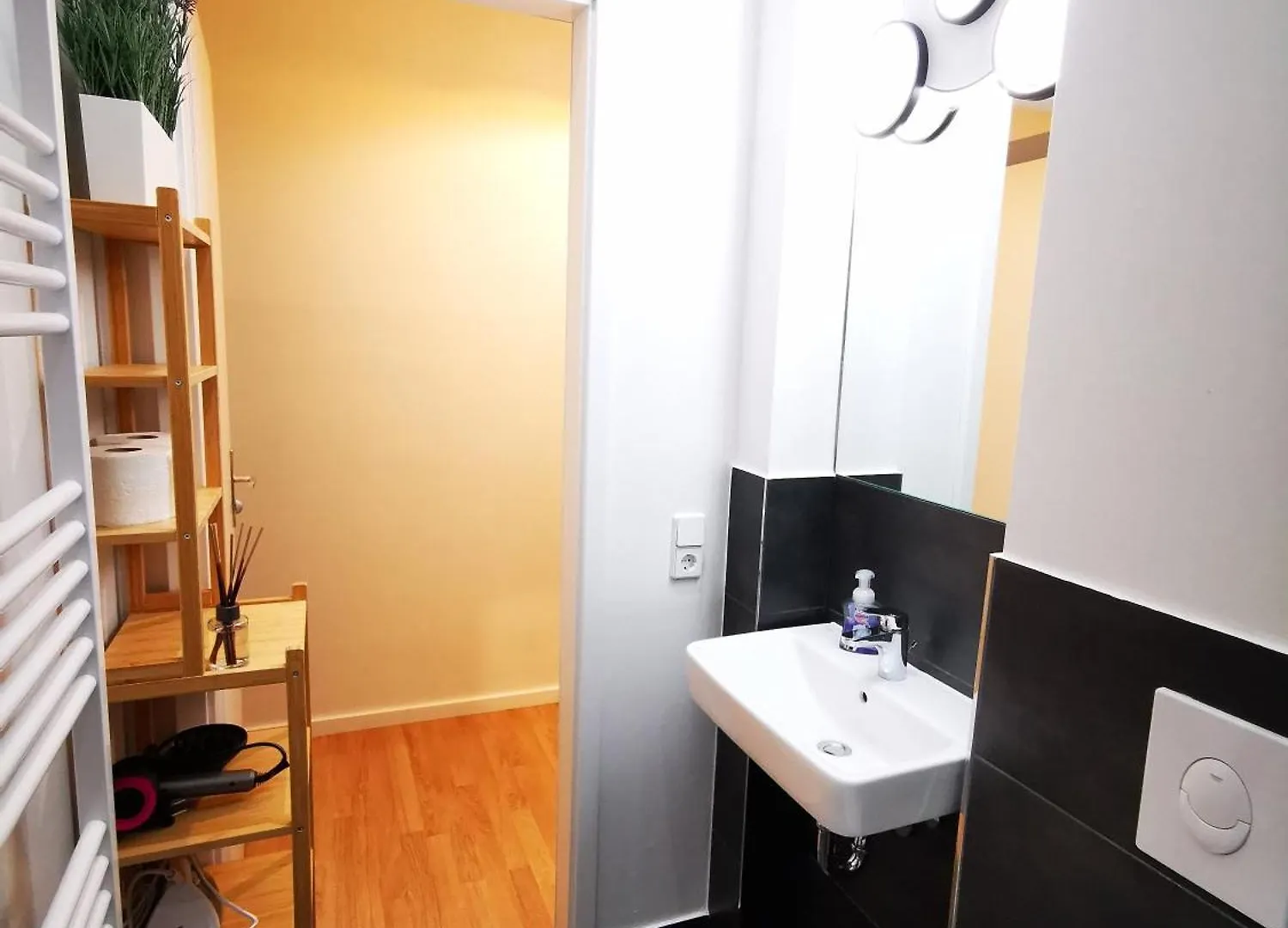 Conrad-B By Rockchair Apartments L Superhost Status L Super Flat, 3 Bedrooms 2 Bathrooms Welcomes You! Berlin Deutschland
