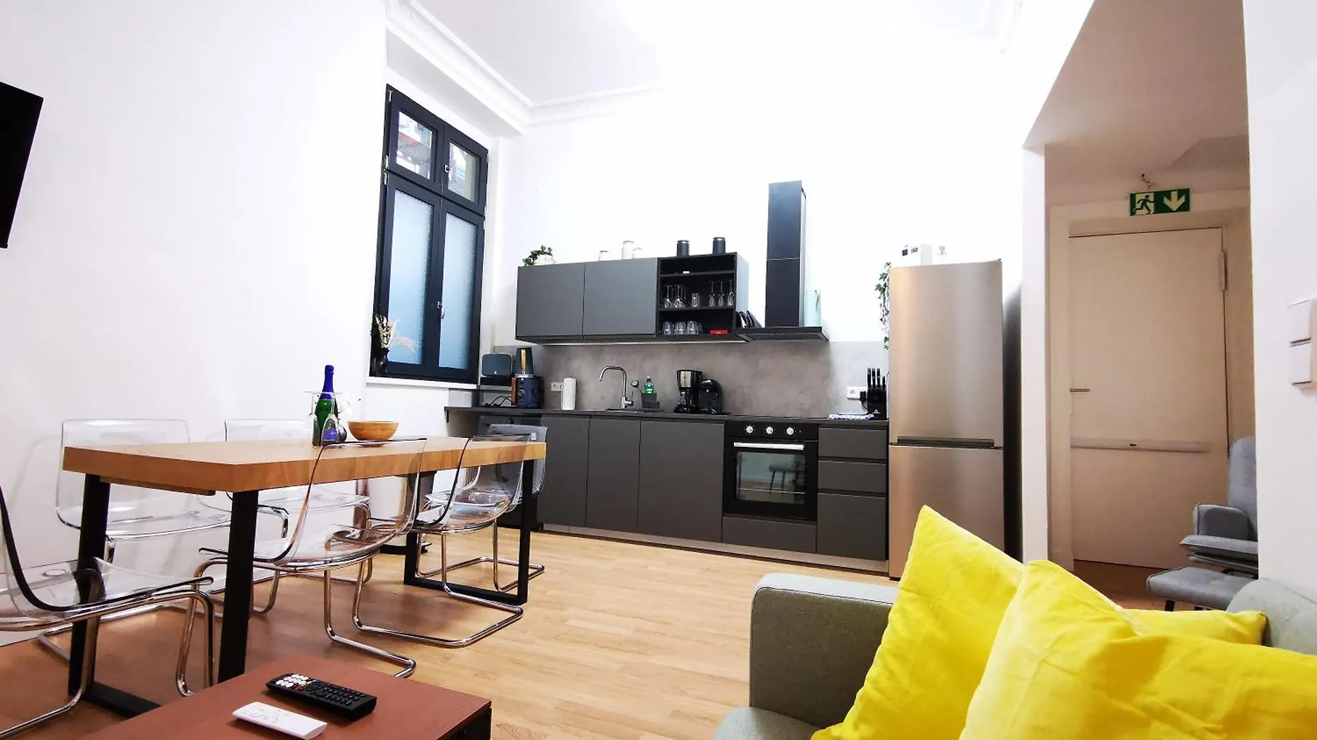 Conrad-B By Rockchair Apartments L Superhost Status L Super Flat, 3 Bedrooms 2 Bathrooms Welcomes You! Berlin