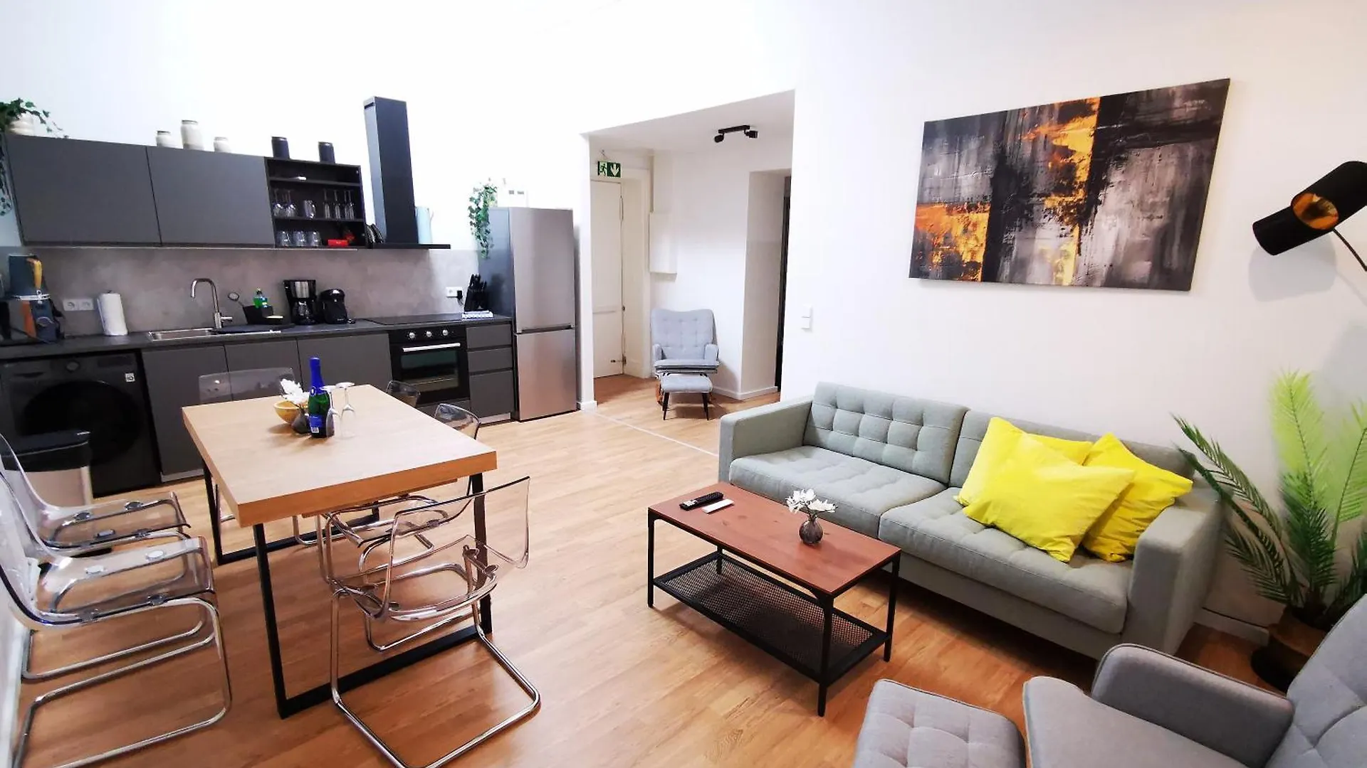 Conrad-B By Rockchair Apartments L Superhost Status L Super Flat, 3 Bedrooms 2 Bathrooms Welcomes You! Berlino Germania