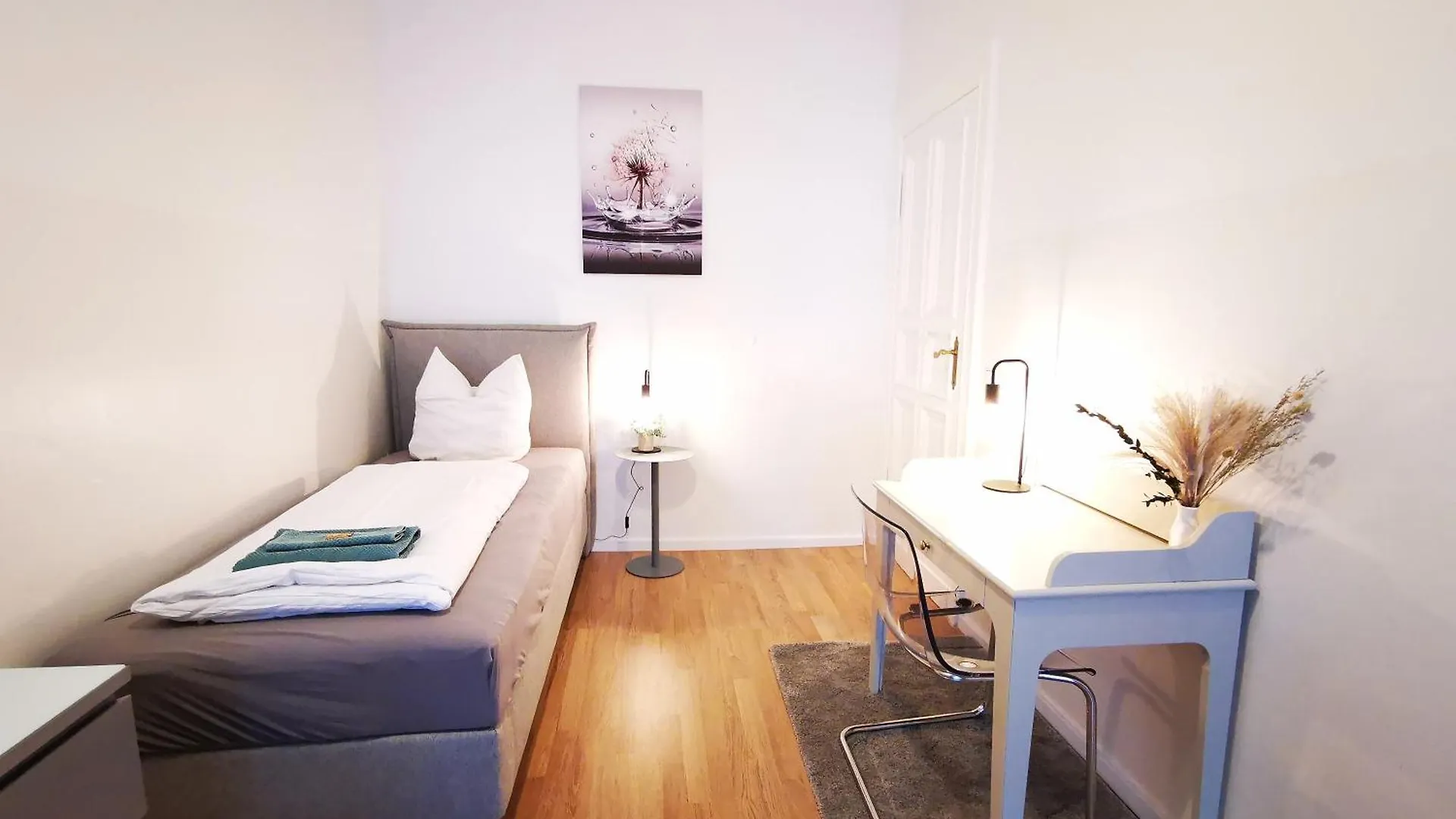Conrad-B By Rockchair Apartments L Superhost Status L Super Flat, 3 Bedrooms 2 Bathrooms Welcomes You! Berlino 0*,  Germania