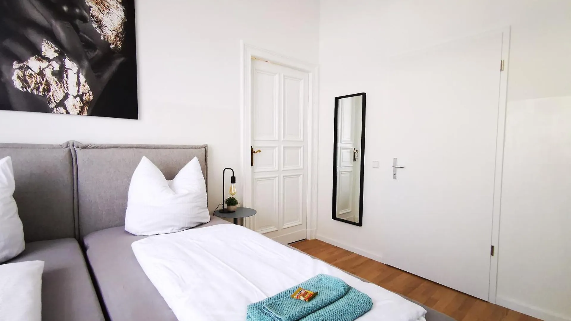 Conrad-B By Rockchair Apartments L Superhost Status L Super Flat, 3 Bedrooms 2 Bathrooms Welcomes You! Berlino