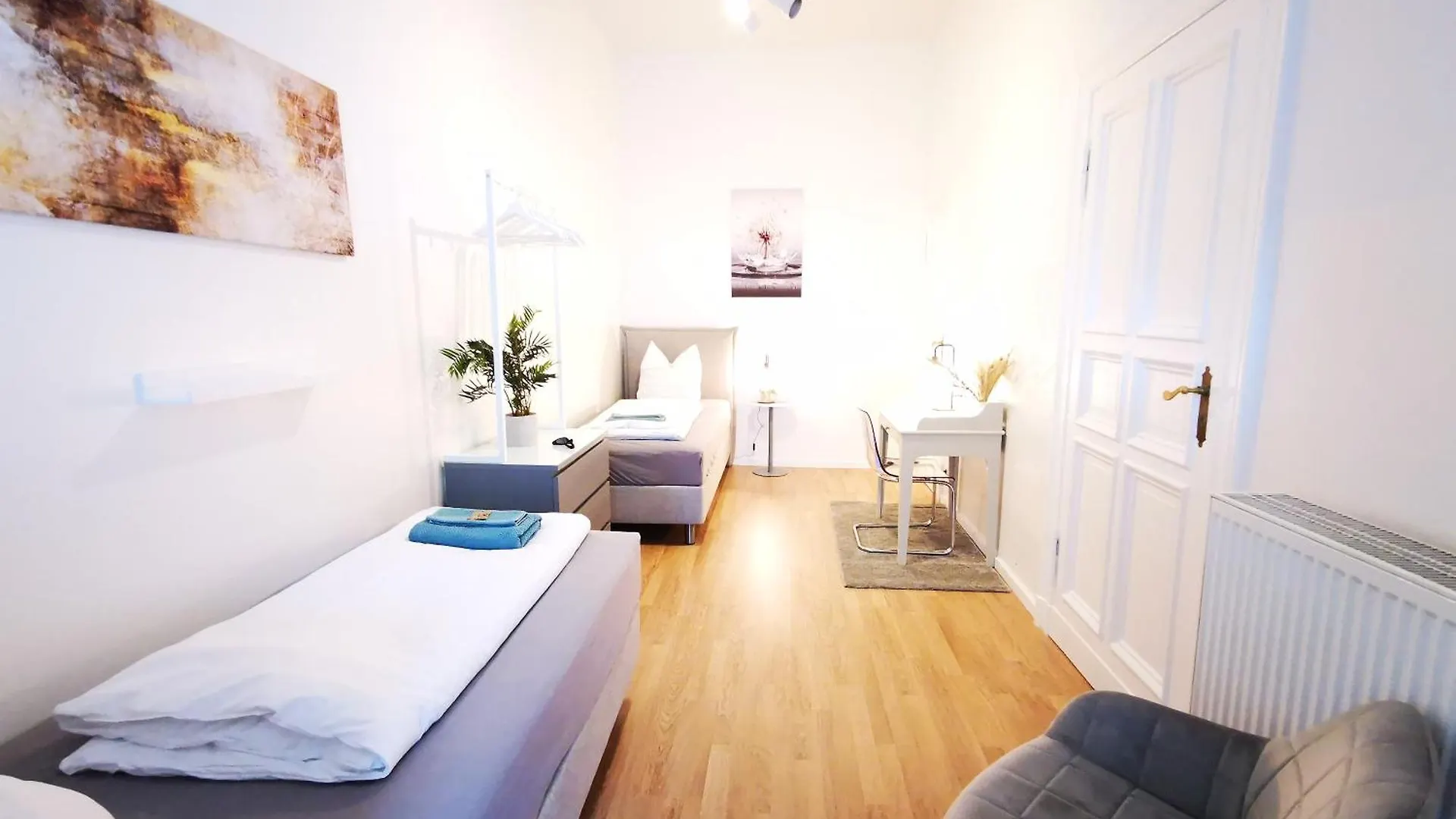 Conrad-B By Rockchair Apartments L Superhost Status L Super Flat, 3 Bedrooms 2 Bathrooms Welcomes You! Berlino Germania