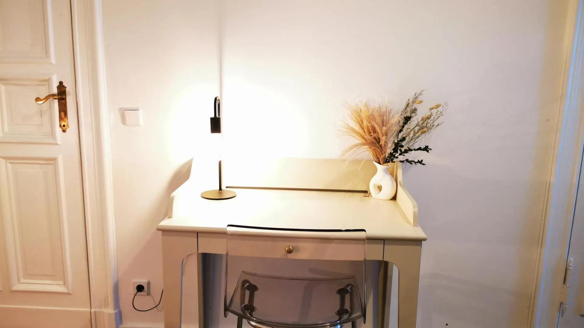 Conrad-B By Rockchair Apartments L Superhost Status L Super Flat, 3 Bedrooms 2 Bathrooms Welcomes You! Berlino