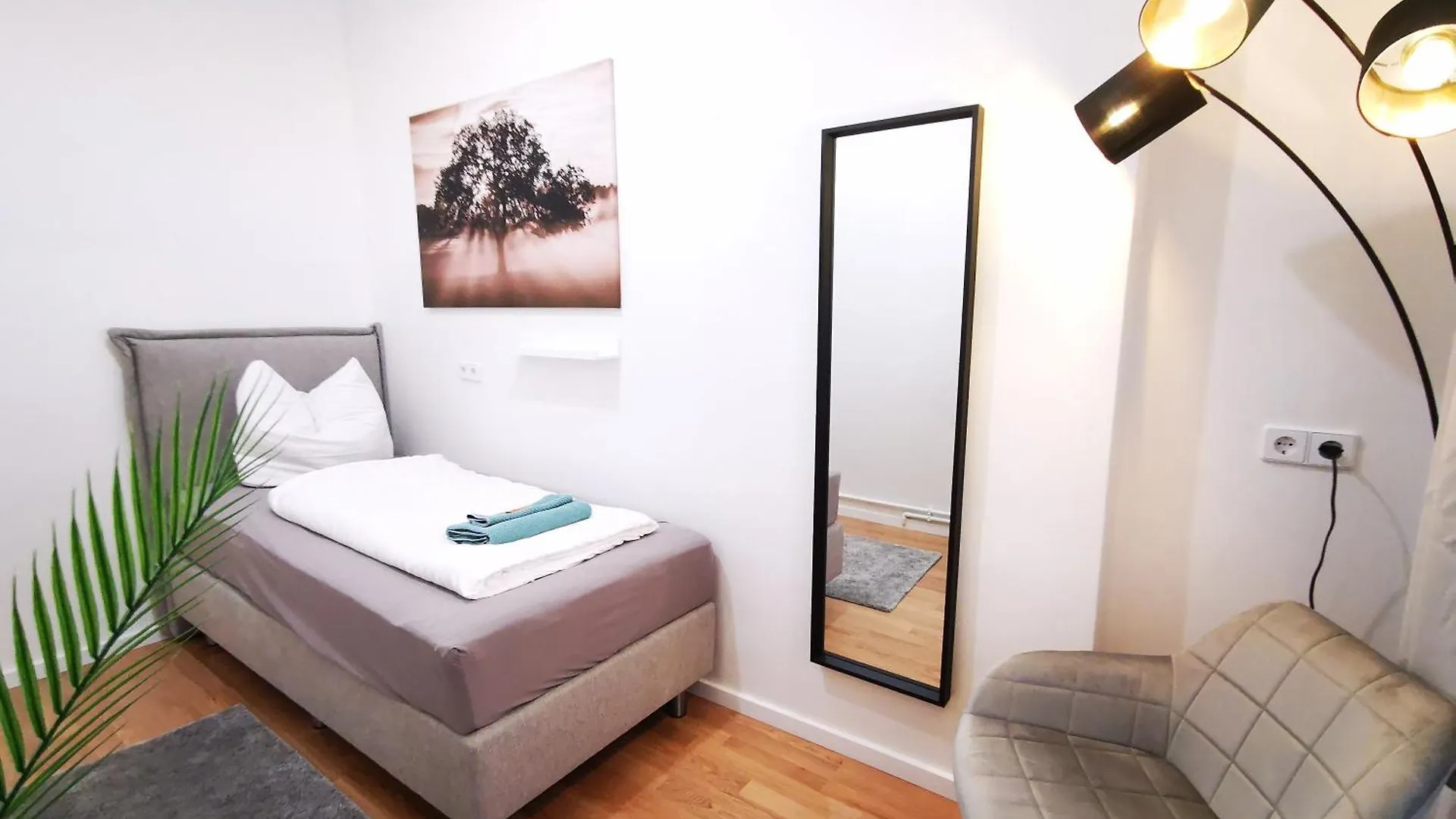Conrad-B By Rockchair Apartments L Superhost Status L Super Flat, 3 Bedrooms 2 Bathrooms Welcomes You! Berlino 0*,  Germania
