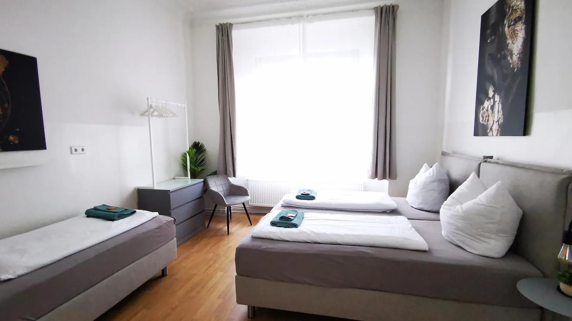 Conrad-B By Rockchair Apartments L Superhost Status L Super Flat, 3 Bedrooms 2 Bathrooms Welcomes You! Berlino