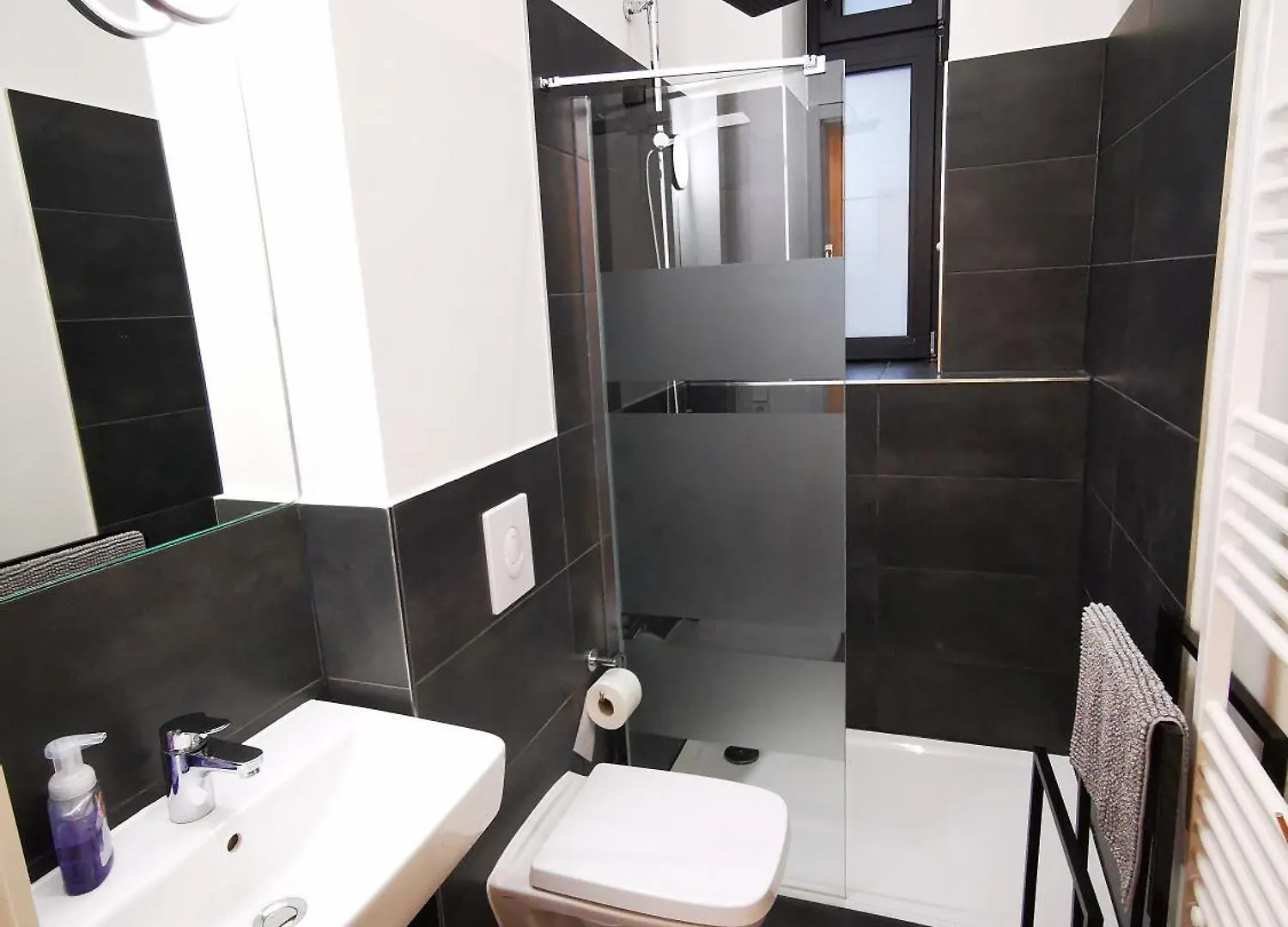 Conrad-B By Rockchair Apartments L Superhost Status L Super Flat, 3 Bedrooms 2 Bathrooms Welcomes You! Berlino