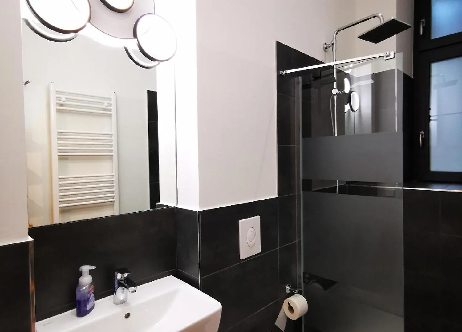Conrad-B By Rockchair Apartments L Superhost Status L Super Flat, 3 Bedrooms 2 Bathrooms Welcomes You! Berlino